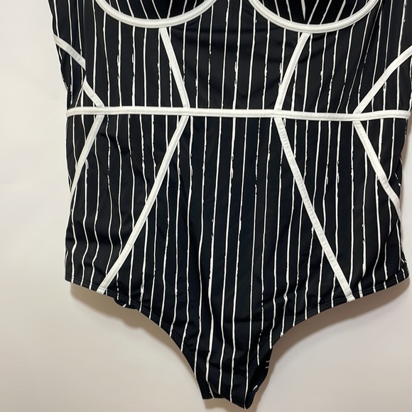 Torrid 5 DISNEY NIGHTMARE BEFORE CHRISTMAS JACK SKELLINGTON UNDERWIRE SWIMSUIT - Picture 7 of 14